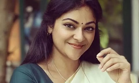 பெண் குழந்தையை தத்தெடுத்த அபிராமி