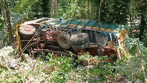 ஏற்காடு மலைப்பாதையில் லாரி கவிழ்ந்து விபத்து; டிரைவர் படுகாயம்