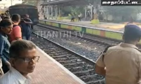 புறநகர் ரெயில் சேவைகள் மாற்றுப்பாதையில் கால தாமதத்திற்குப் பின் இயக்கம்