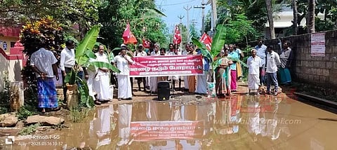 சாலையில் மழைநீர் தங்கியதை கண்டித்து வாழை நடும் போராட்டம்