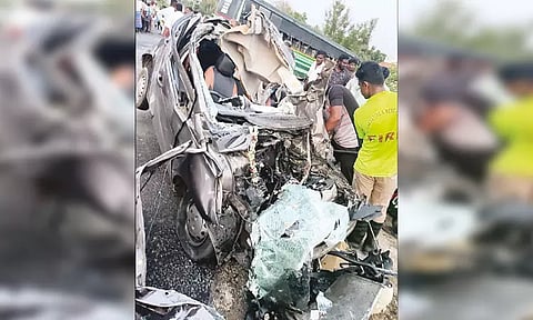 பஸ் மீது கார் மோதி 4 பேர் பலி - கோவில் திருவிழாவுக்கு பட்டாசு வாங்கி வந்தபோது பரிதாபம்