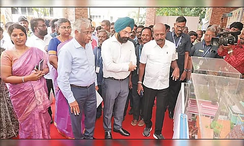 டெங்கு காய்ச்சல் தடுப்பு நடவடிக்கையாக 21 ஆயிரம் கள பணியாளர்கள் மூலம் வீடு வீடாக கொசு ஒழிப்பு பணி - அமைச்சர் மா.சுப்பிரமணியன் தகவல்