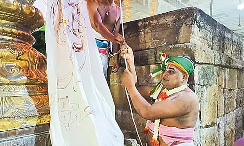 காஞ்சீபுரம் வைகுண்ட பெருமாள் கோவில் பிரம்மோற்சவம் - கொடியேற்றத்துடன் தொடங்கியது