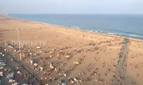 சுற்றுலா பயணியிடம் மாநகராட்சி ஊழியர் போல் நடித்து மோசடி - மெரினாவில் அதிர்ச்சி சம்பவம்