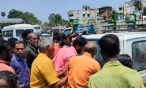 ஆற்றில் மூழ்கி 3 சிறுவர்கள் உயிரிழந்த விவகாரம்: உடலை வாங்க மறுத்து போராட்டம் - திருச்சியில் பரபரப்பு