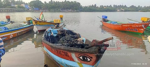 பைபர் படகுக்கு மர்ம நபர்கள் தீ வைப்பு?