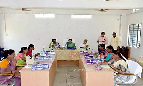 மேலவண்ணாரிருப்பு சாலைகளை சீரமைக்க வேண்டும் எஸ்.புதூர் ஒன்றிய குழு கூட்டத்தில் வலியுறுத்தல்