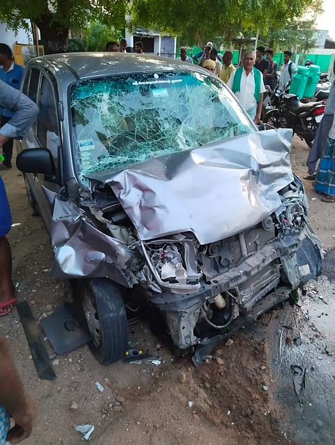 கார்கள் நேருக்கு நேர் மோதிக்கொண்ட விபத்தில் 4 பேர் படுகாயம்