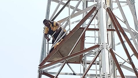 கரூரில் செல்போன் கோபுரம் மீது ஏறி பெண் போராட்டம்