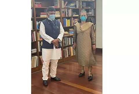 டி.கே.சிவக்குமாரிடம் சோனியா காந்தி சமாதான பேச்சுவார்த்தை