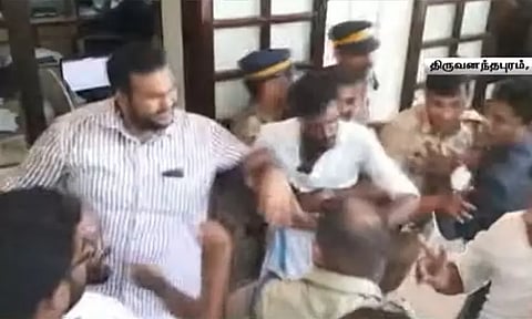 தேர்தலில் ஆள்மாறாட்டம்: போலீசார் - மாணவர்கள் இடையே கைகலப்பு