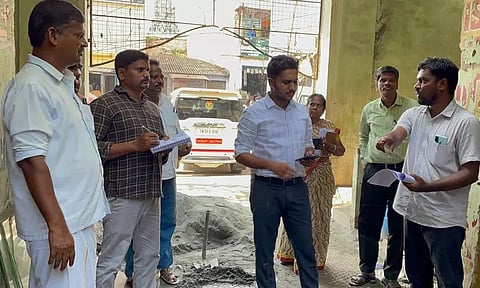 வணிக வளாகத்தை சீரமைக்கும் பணி