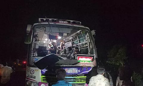 சங்கராபுரத்தில் இடி-மின்னலுடன் பலத்த மழை மரம் முறிந்து விழுந்ததில் பஸ் கண்ணாடி சேதம்