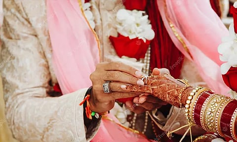 ரூ.10 லட்சம் தந்த பின்பே தாம்பத்யம்; ரூ.5 லட்சம் வாங்கியும் ஹனிமூனில் 'அமைதி' காத்த சைக்கோ கணவர்