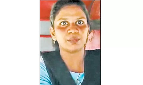 ரெயில்வே மேம்பாலத்தில் ஏறி சென்னை நர்சு தற்கொலை முயற்சி