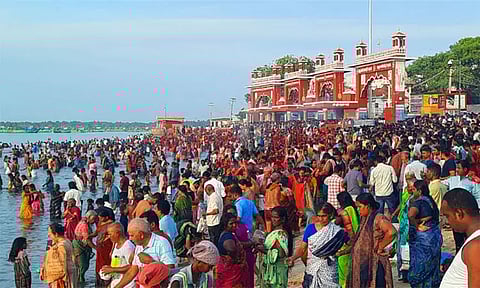 வைகாசி மாத அமாவாசை: அக்னி தீர்த்த கடலில் நூற்றுக்கணக்கான பக்தர்கள் புனித நீராடினர்..!