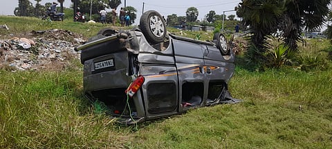 கார் மீது லாரி மோதி பெண் பலி