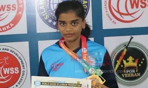 தங்க பதக்கம் வென்ற பரமக்குடி மாணவிக்கு பாராட்டு