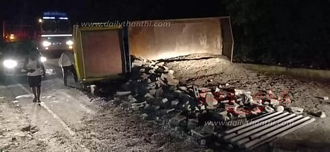 கொல்லிமலை கொண்டை ஊசி வளைவில்மினி லாரி கவிழ்ந்தது