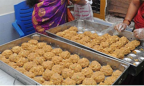 திருப்பதி ஏழுமலையான் கோவிலில் 35,000 லட்டுகளை திருடி கூடுதல் விலைக்கு விற்ற தேவஸ்தான ஊழியர்கள்5 பேர் கைது