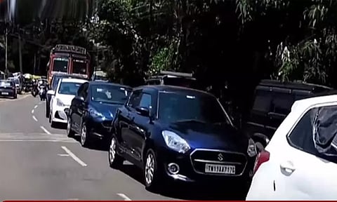 வார விடுமுறையையொட்டி கொடைக்கானலில் குவிந்து வரும் சுற்றுலா பயணிகள் - மலைச்சாலைகளில் கடும் வாகன நெரிசல்