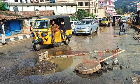 சாலையில் ஆறாக ஓடிய கழிவுநீர்