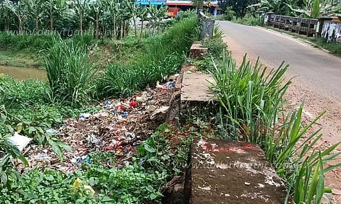 குப்பை கழிவுகளால் மாசுபடும் ஆற்று நீர்