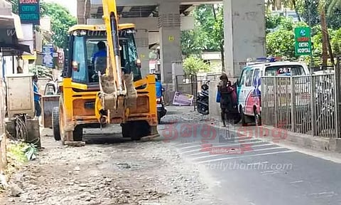 மேம்பாலத்தின் கீழே சாலை சீரமைப்பு பணி