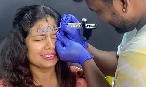 கல்லானாலும் கணவன், புல்லானாலும் புருஷன்...கணவர் பெயரை நெற்றியில் பச்சை குத்திய இளம்பெண்...!