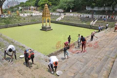 முருகன் கோவில் குளத்தை தூய்மைப்படுத்தும் பணி
