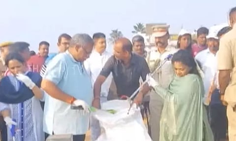 கடற்கரை தூய்மைப்படுத்தும் நிகழ்ச்சி.. கடற்கரையில் குப்பைகளை அகற்றிய புதுவை துணைநிலை கவர்னர் தமிழிசை