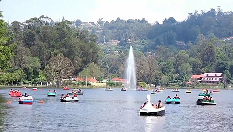 கொடைக்கானலில் அலைமோதிய சுற்றுலா பயணிகள்