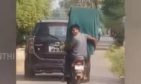 திருடி செல்லும்போது பின்னால் திரும்பி சிரித்ததால் சிக்கிய திருடர்கள்..!