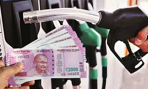 தமிழகத்தில் பெட்ரோல் பங்குகளில் 2000 ரூபாய் நோட்டுகள் வாங்கப்படும் என அறிவிப்பு