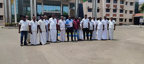 சாதி சான்றிதழ்கேட்டு கிராம மக்கள் கலெக்டரிடம் மனு