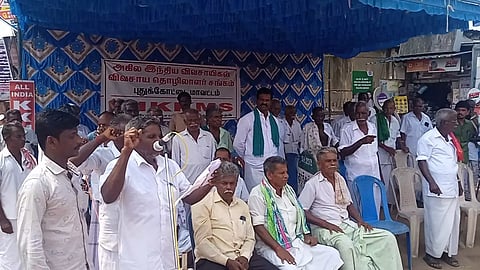 விவசாயிகள் தொழிலாளர் சங்கத்தினர் ஆர்ப்பாட்டம்