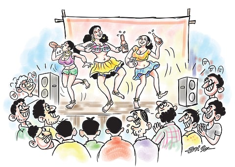 சிகரெட், மது பாட்டிலுடன் பெண்கள் ஆபாச நடனம்