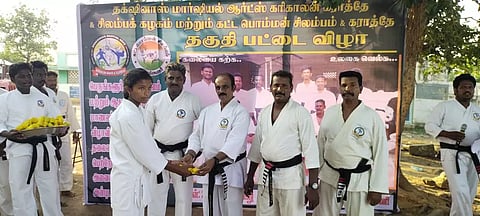 கராத்தே, சிலம்பம் பயிற்சி பெற்ற மாணவர்களுக்கு பட்டை வழங்கும் விழா
