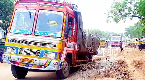 பள்ளத்தில் சிக்கிய லாரி