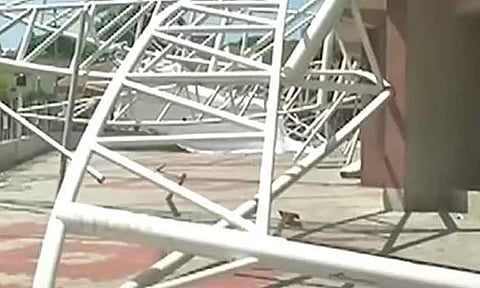 நெல்லை வ.உ.சி. மைதானத்தில் மேற்கூரை இடிந்து விபத்து - ஒப்பந்ததாரருக்கு நெல்லை மாநகராட்சி ஆணையர் நோட்டீஸ்