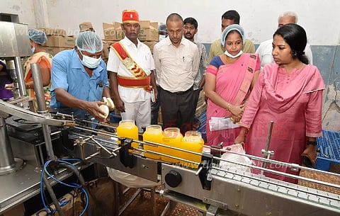 கிருஷ்ணகிரி ஆவின் நிலையத்தில் கலெக்டர் கே.எம்.சரயு ஆய்வு