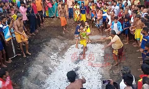 செல்வமுத்து மாரியம்மன் கோவிலில் தீமிதி திருவிழா