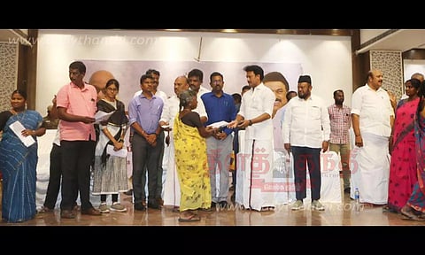 ஒரே நாளில் 1,280 பேருக்கு விலையில்லா வீட்டுமனைப்பட்டா