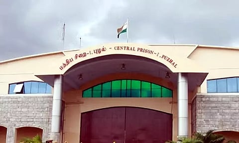 புழல் பெண்கள் சிறையில் பெண் காவலரை அடித்து உதைத்த வெளிநாட்டு பெண் கைதி