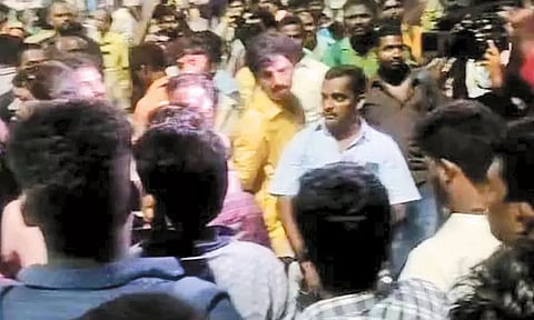 வௌ மாவட்டங்களுக்கு போதிய பஸ்கள் இல்லாததால் கோயம்பேடு பஸ் நிலையத்தில் நள்ளிரவில் பயணிகள் ஆர்ப்பாட்டம்