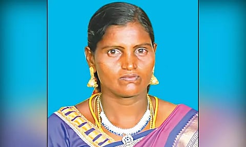 கும்மிடிப்பூண்டி அருகே லாரி சக்கரத்தில் சிக்கி பெண் பலி