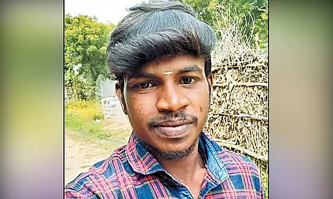 அறைக்குள் புகுந்து பெண்ணிடம் சில்மிஷம் செய்ததால் தர்மஅடி - சிகிச்சைக்காக ஆஸ்பத்திரியில் அனுமதிக்கப்பட்ட ஊழியர் தப்பி ஓட்டம்