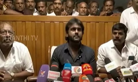 'மக்களை சந்திக்க நேரமில்லை; ஆனால் ஐ.பி.எல். போட்டியைக் காண முதல்-அமைச்சர் நேரம் செலவிடுகிறார்' - விஜய பிரபாகரன் பேட்டி