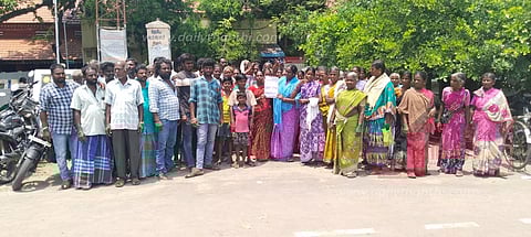 வெளியூர்காரர்களுக்கு வீட்டுமனை பட்டா வழங்குவதை கண்டித்து தாலுகா அலுவலகம் முற்றுகை