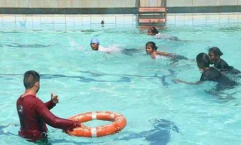 கடலூரில்நாட்டு நலப்பணித்திட்ட மாணவர்களுக்கு நீச்சல் பயிற்சி